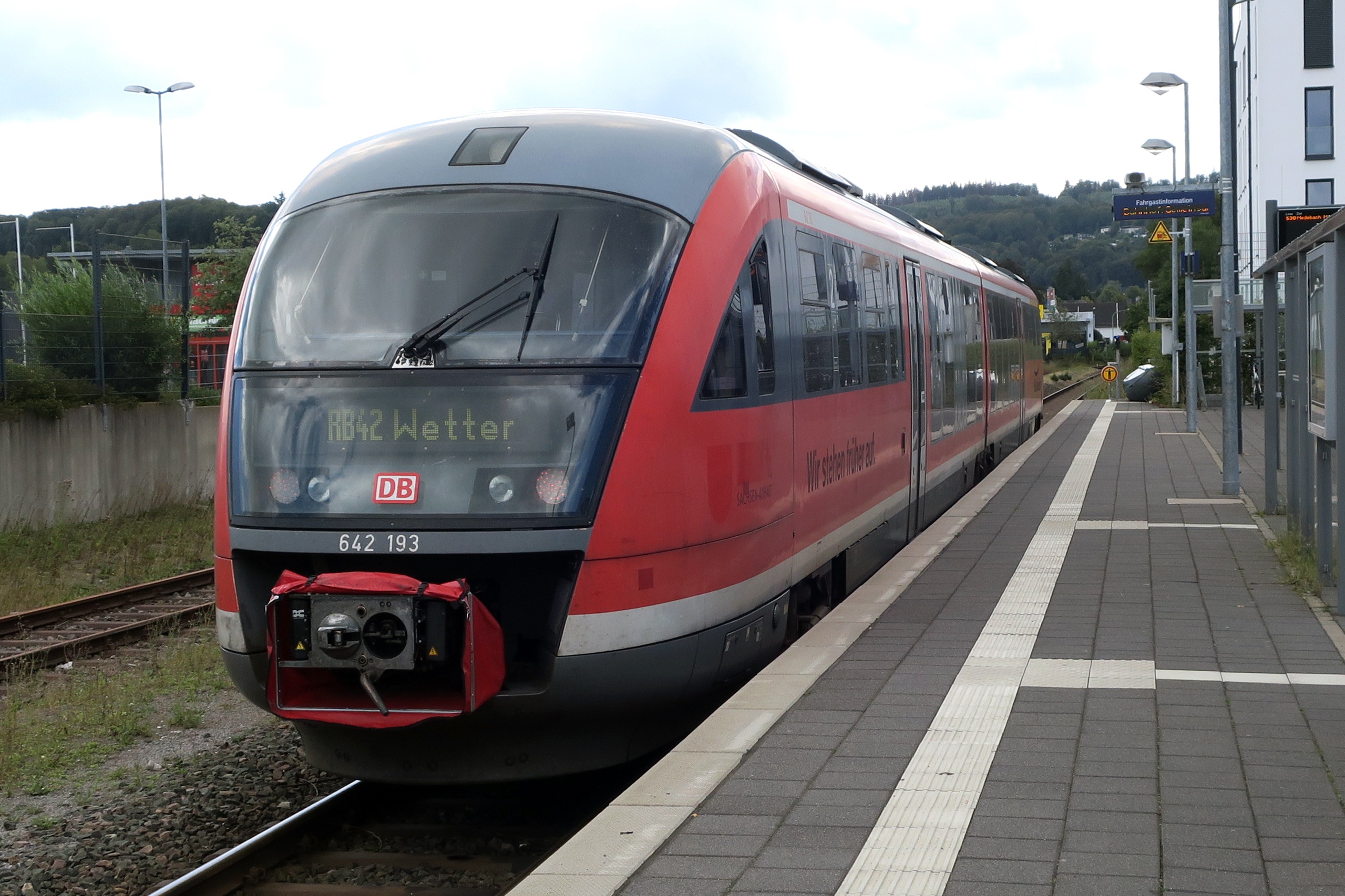 Regionalbahn aus Marburg am Bahnsteig in Brilon Stadt