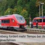 Züge mit Reisenden im Bahnhof Brilon Wald