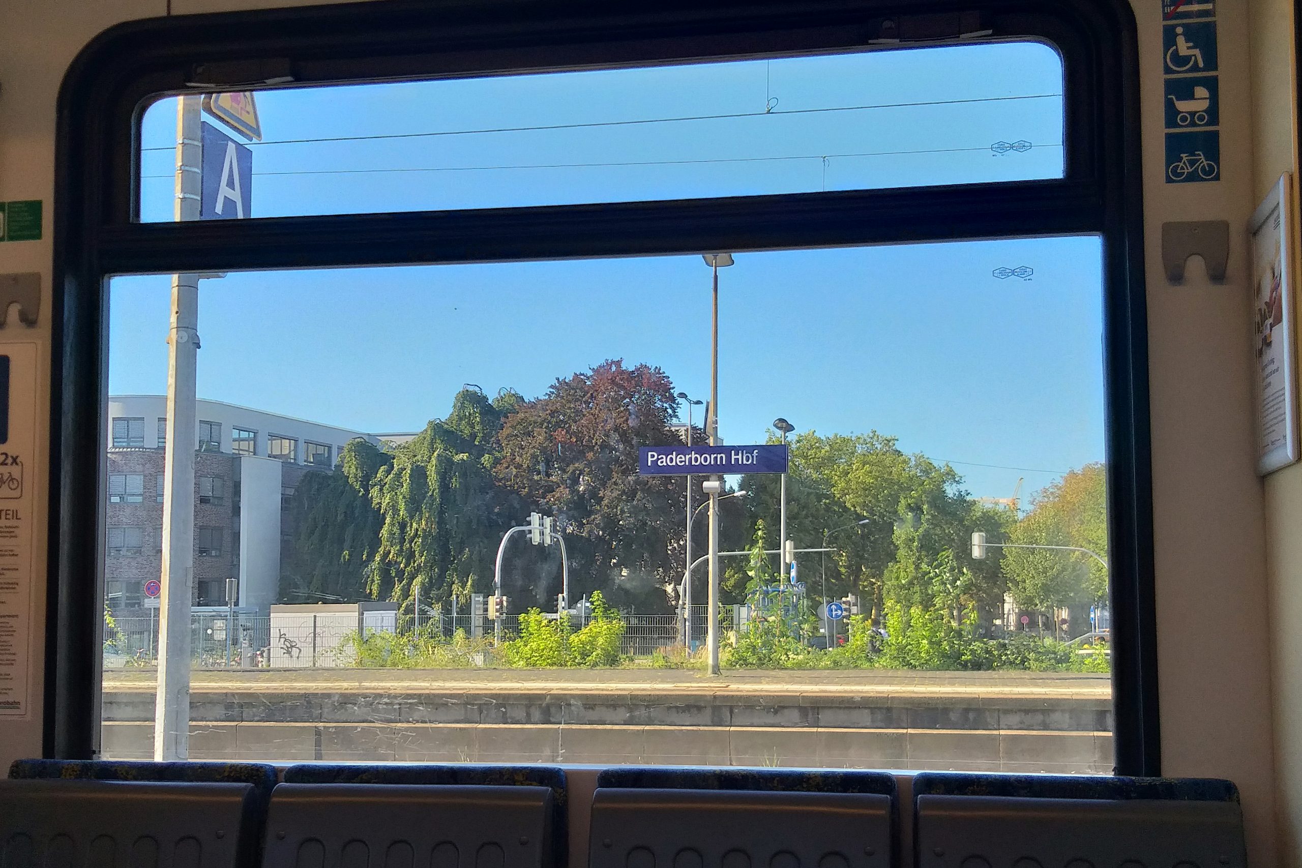 Blick aus dem Zugfenster. Zug steht in Paderborn.